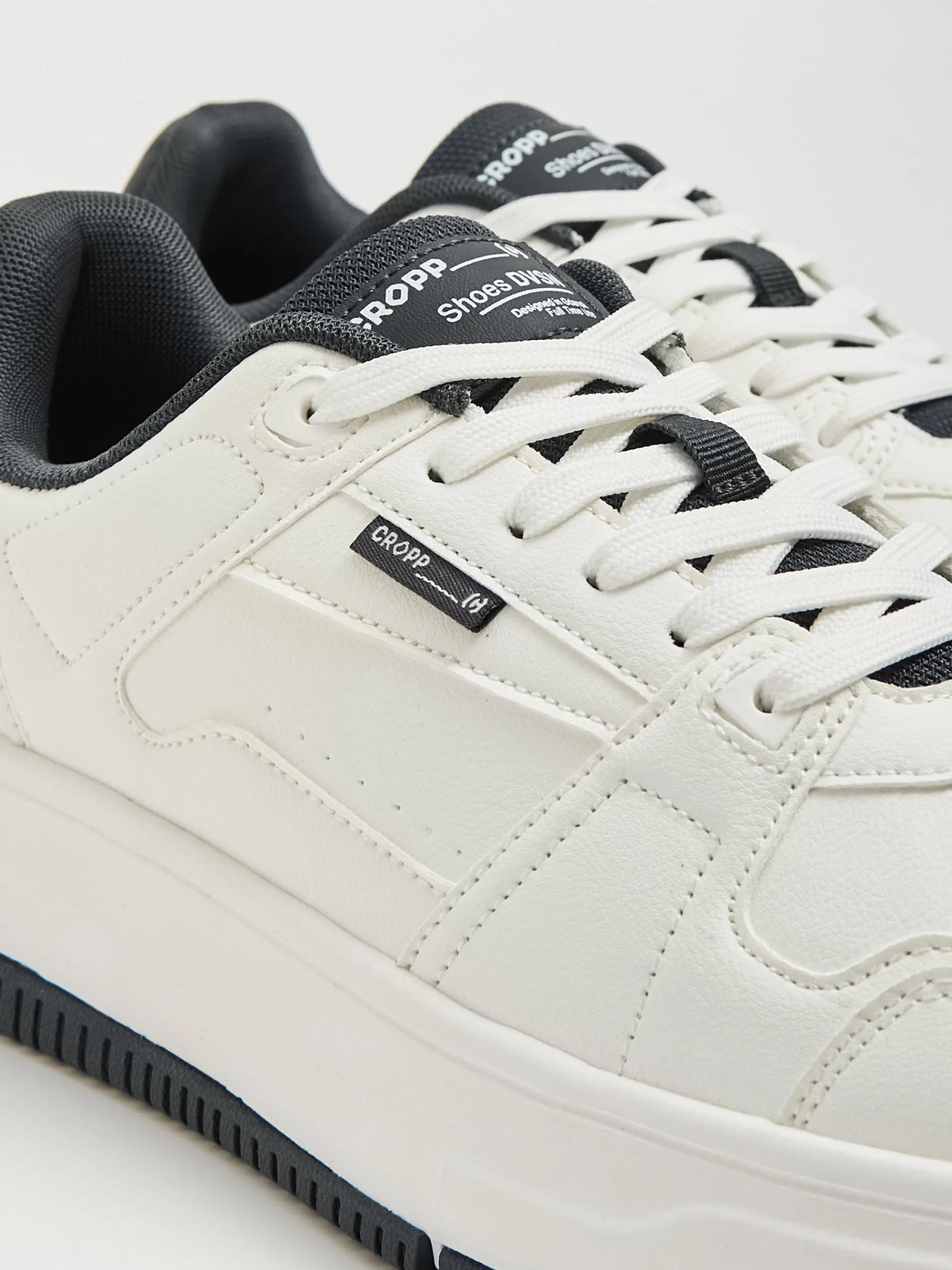 Cropp Sneakersy*Białe sneakersy z czarnymi elementami