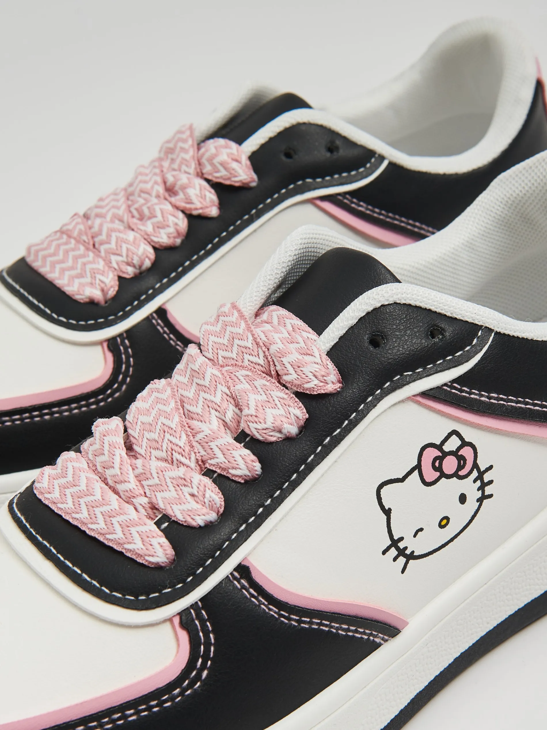 Cropp Sneakersy*Biało-czarne sneakersy Hello Kitty