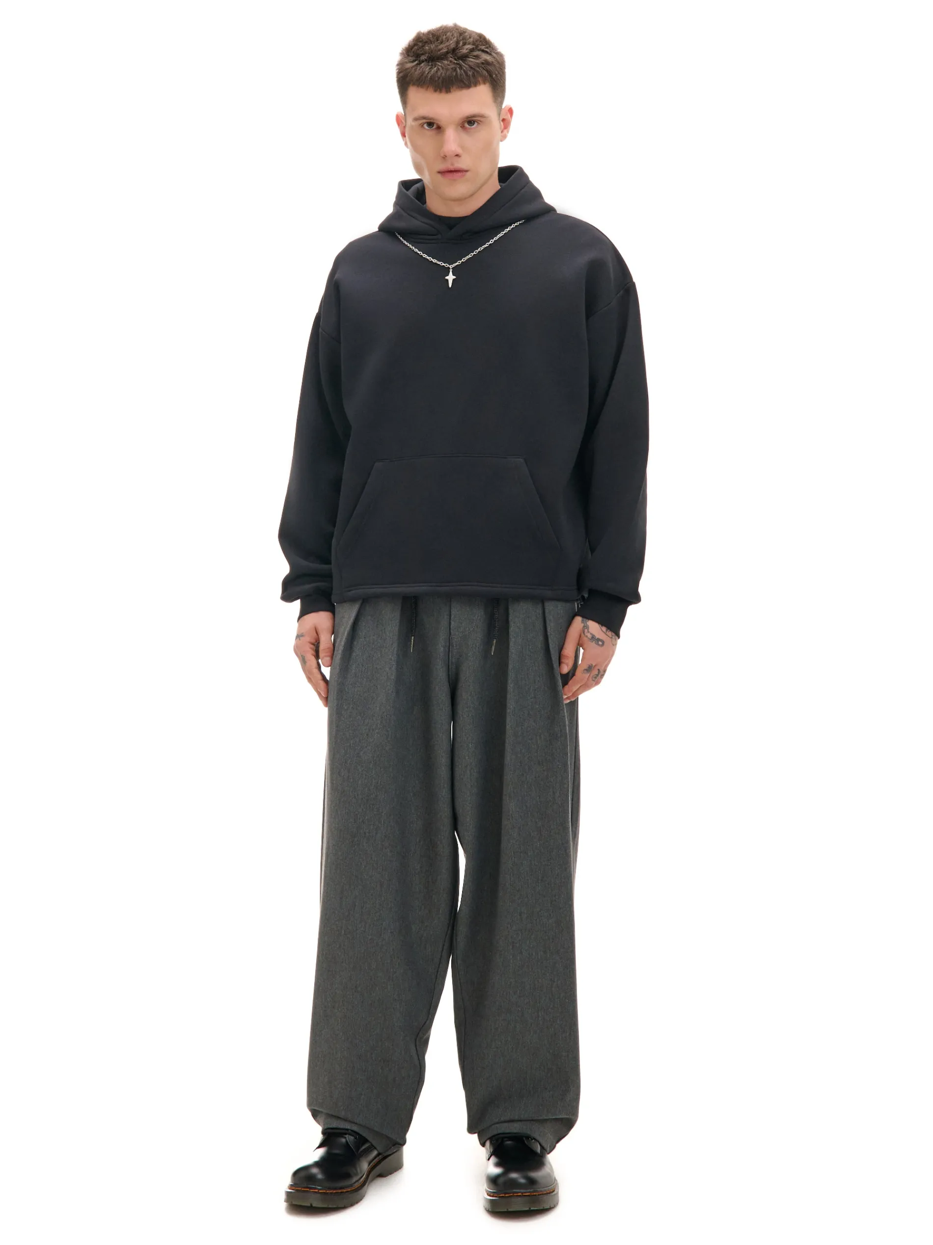 Cropp Bluzy*Czarna bluza hoodie z naszyjnikiem