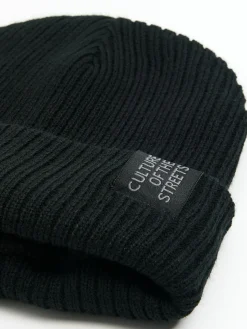 Cropp Czapki*Czarna czapka beanie z naszywką
