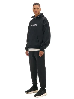Cropp Spodnie*Czarne dresowe joggery z nadrukiem na nogawce