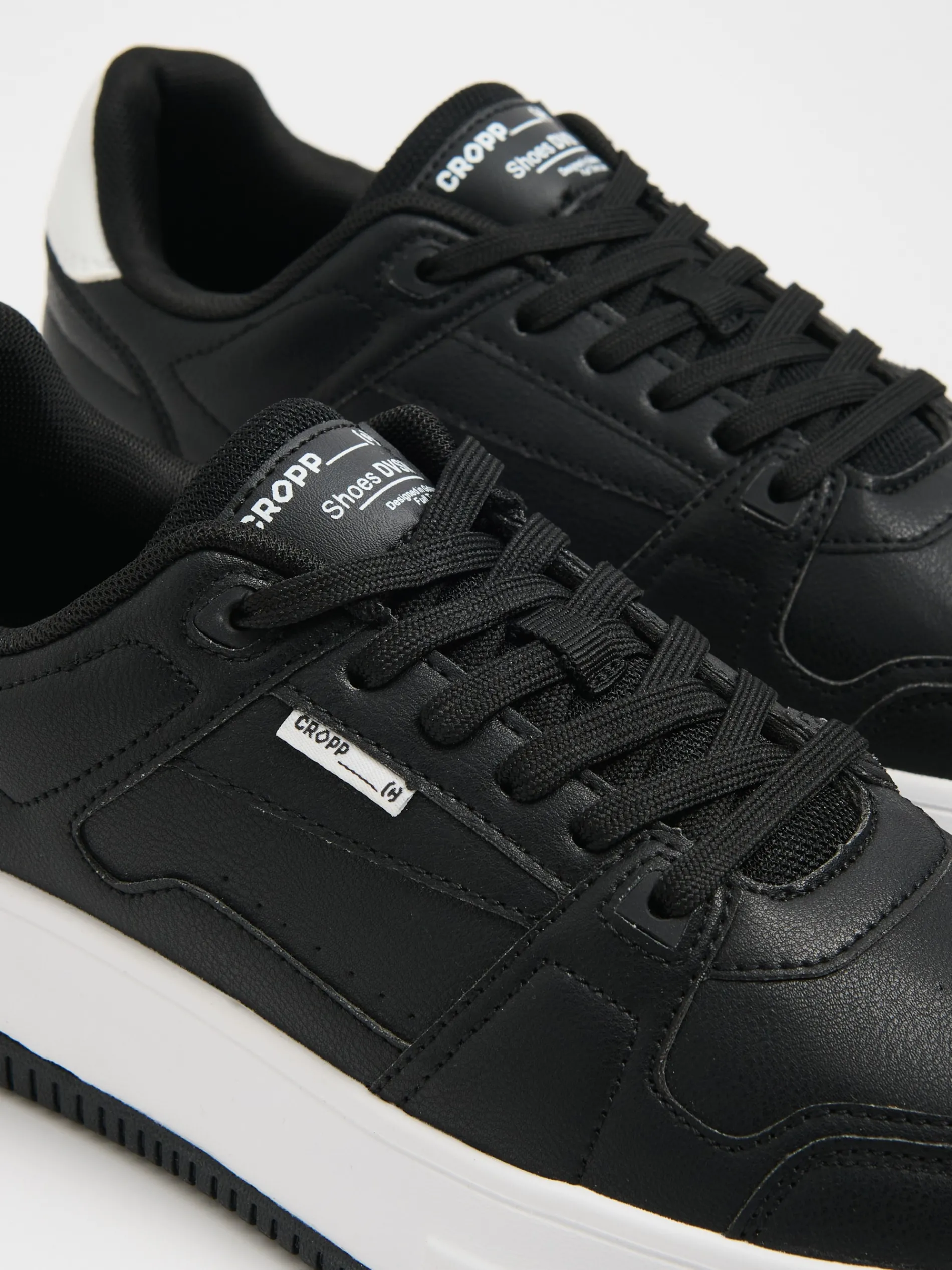 Cropp Sneakersy*Czarne sneakersy z białymi elementami