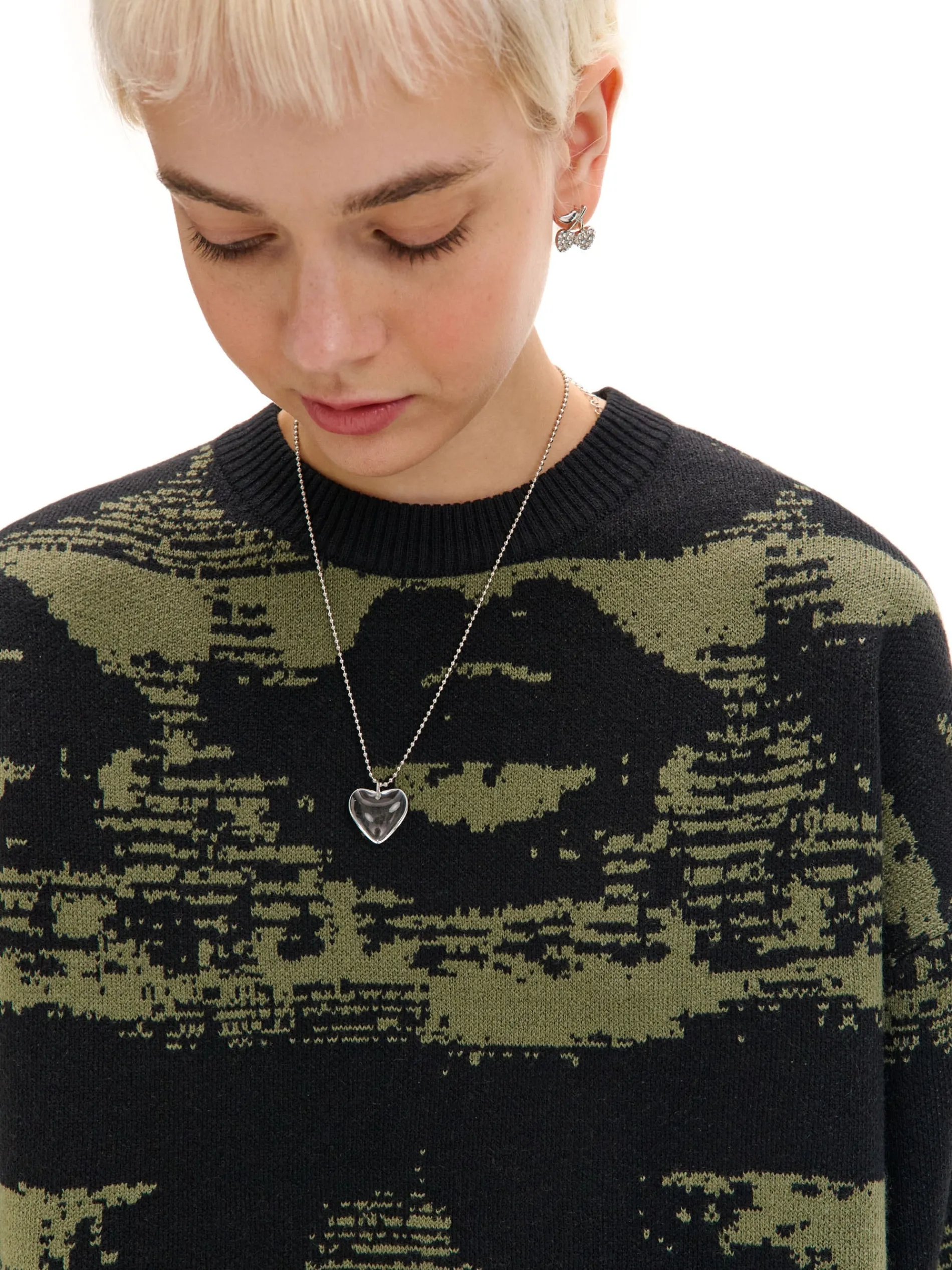 Cropp Swetry*Czarny sweter z artystycznym nadrukiem