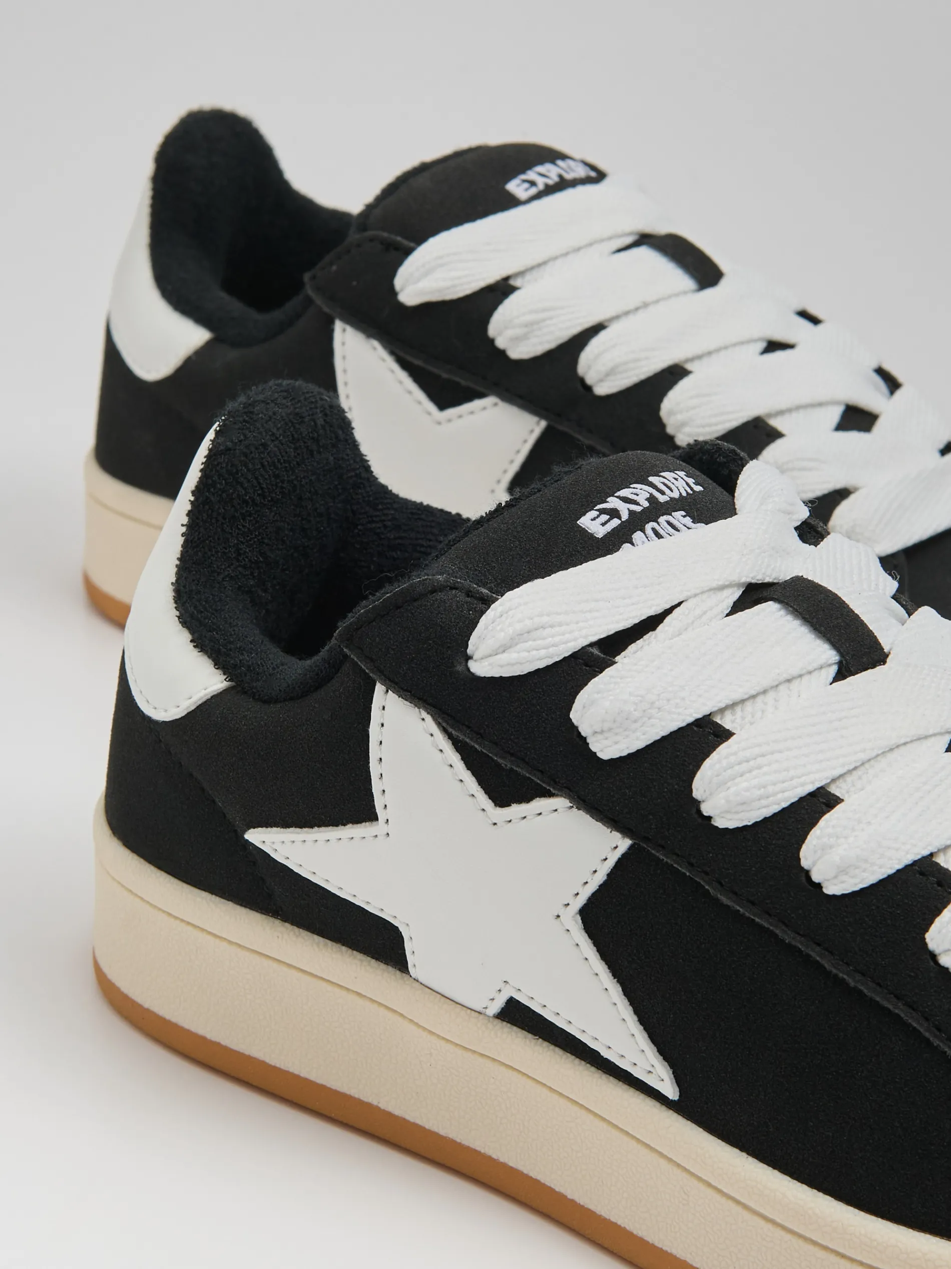 Cropp Sneakersy*Sportowe sneakersy z motywem gwiazdy