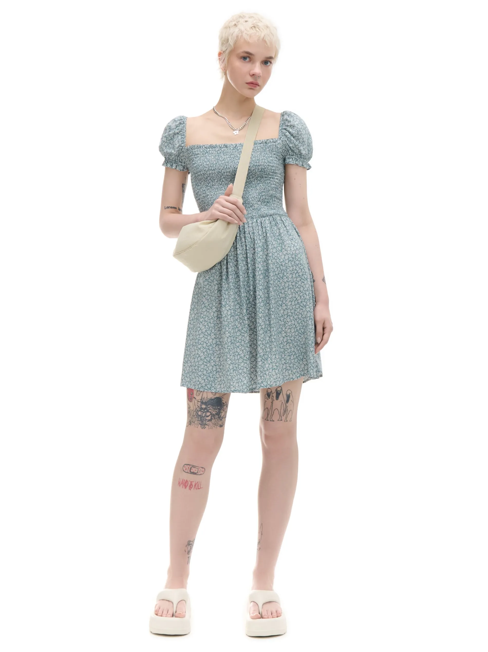 Cropp Sukienki, Kombinezony*Sukienka mini z bufiastymi rękawami i kwiatowym nadrukiem