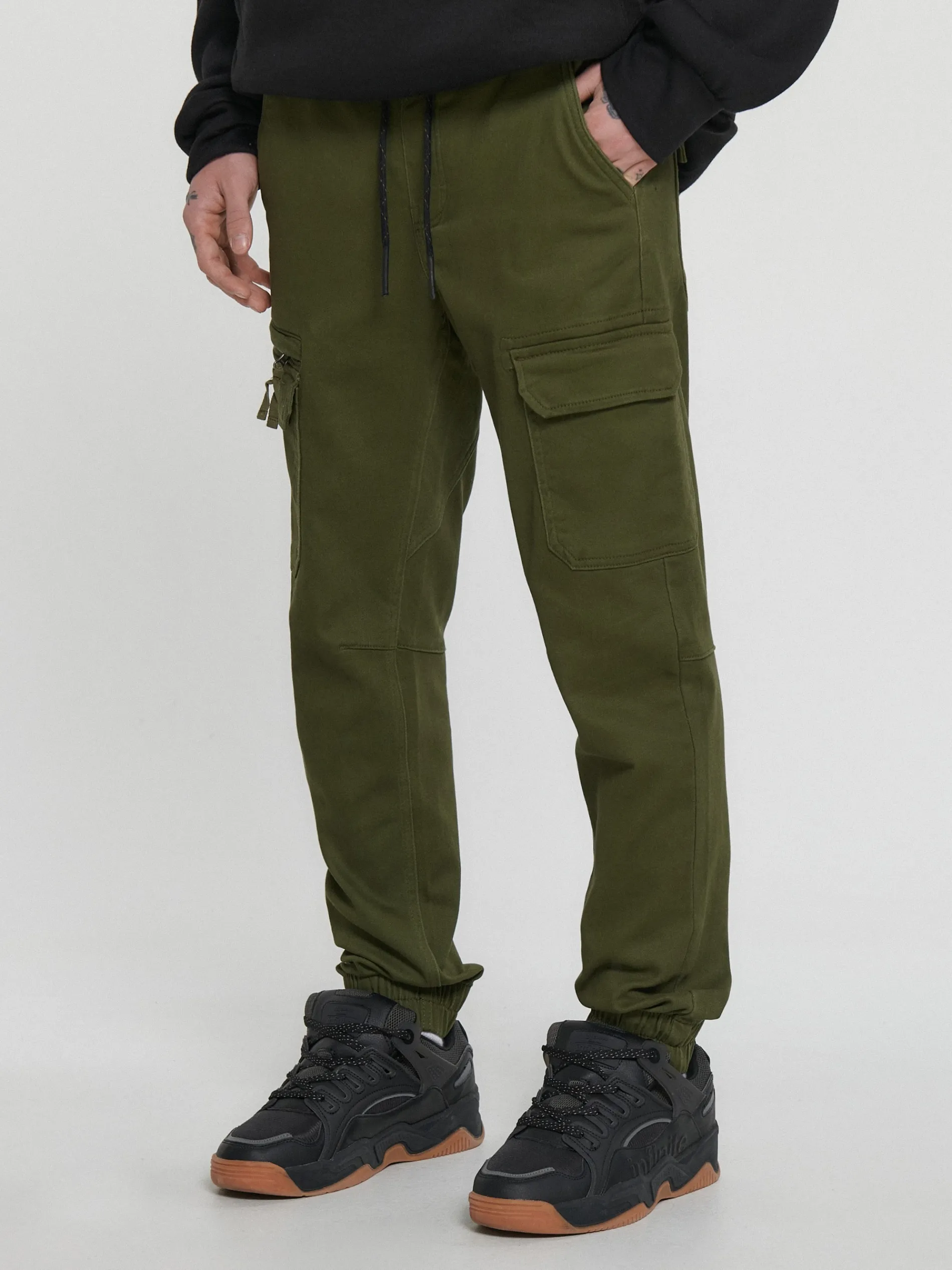 Cropp Spodnie*Zielone joggery z kieszeniami cargo